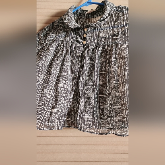 I Love H81 Black and White Short Sleeve with design. Size S/P Used - Picture 3 of 5